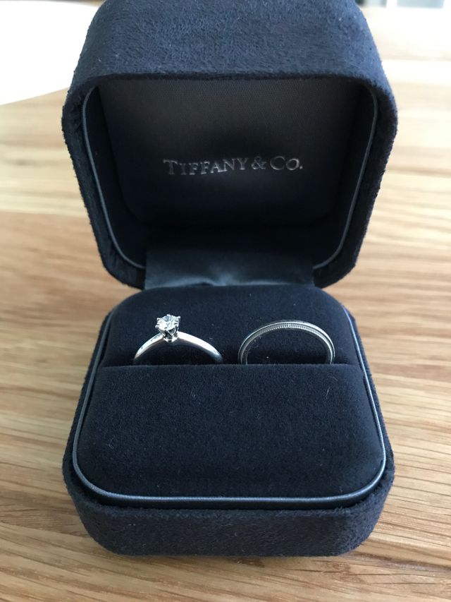 ダイヤモンドの婚約指輪（0.27カラット）と、結婚指輪です。
