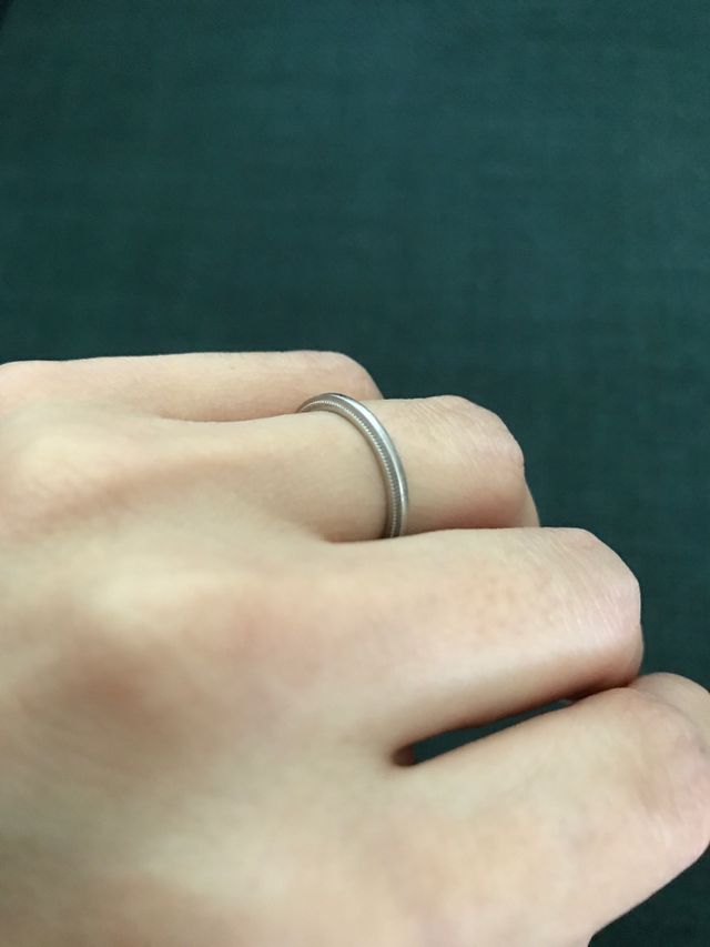 結婚指輪をはめたところです。サイズは9号です。
