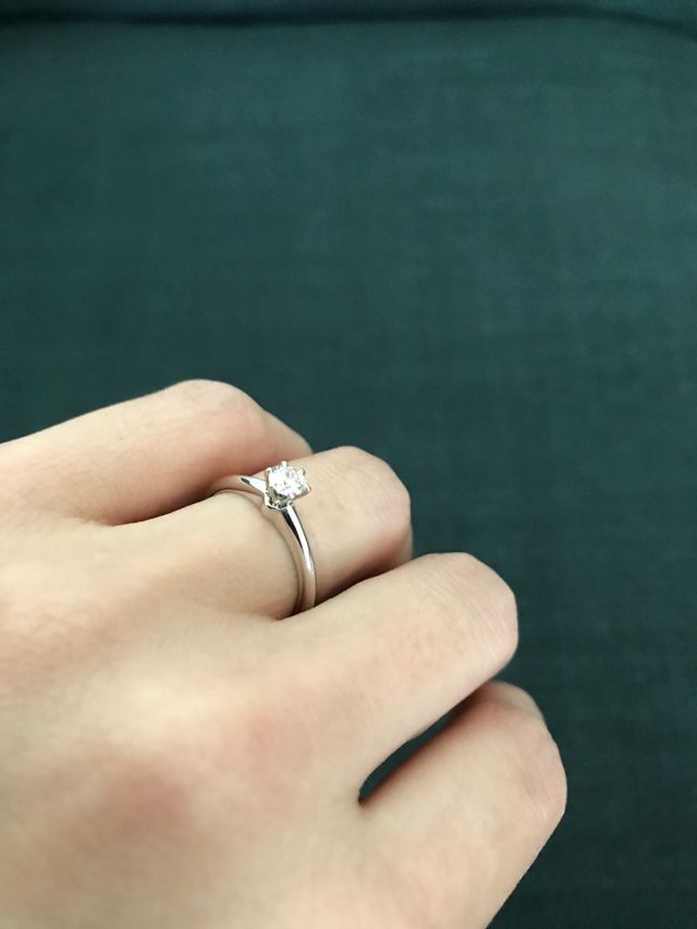 婚約指輪をはめたところです。サイズは10号です。