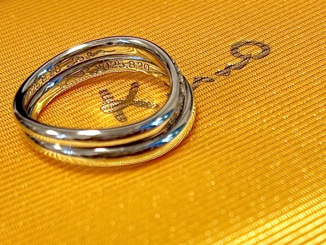 飼い猫とそれぞれのイニシャル、結婚記念日を入れました
