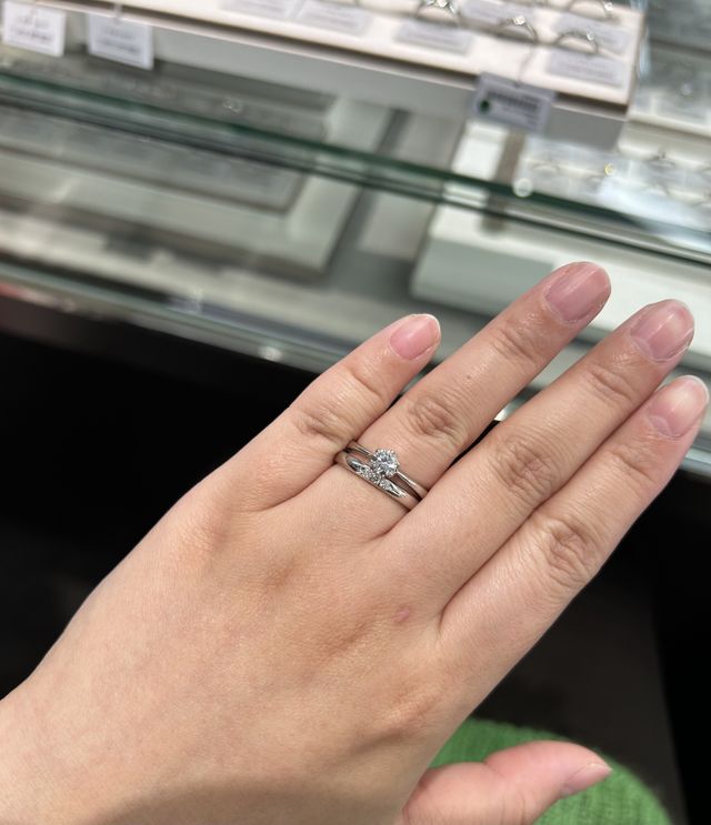 オリジンビリーフ2.5mm3石
婚約指輪と重ね付けしました