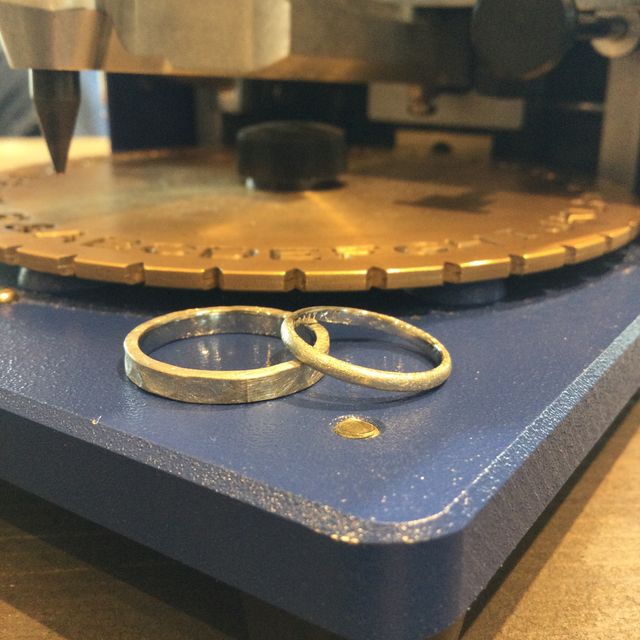 完成　照明の影響でゴールドに見えますが実際はシルバーカラー