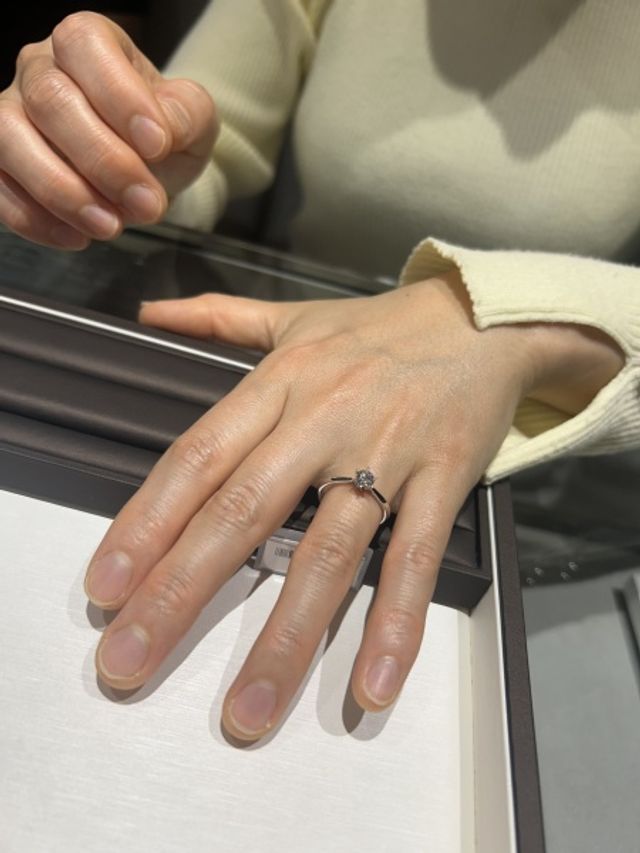 婚約指輪試着画像です