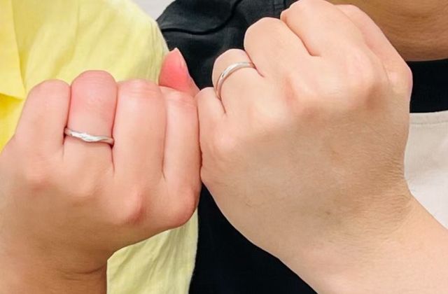 二人で指輪をつけた写真