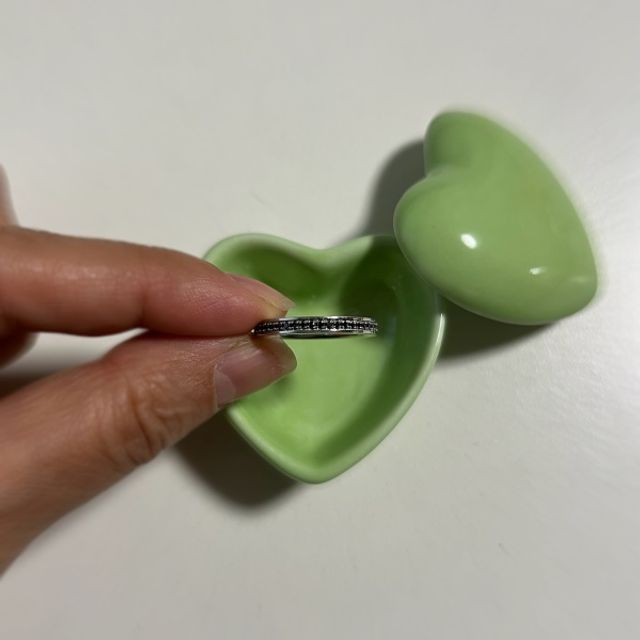 ブラックダイヤモンドが散りばめられたプラチナリングです