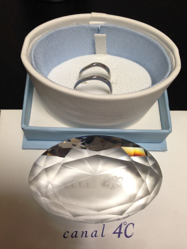 宝石みたいな箱を開けると指輪がキレイに２つ並んでいました。