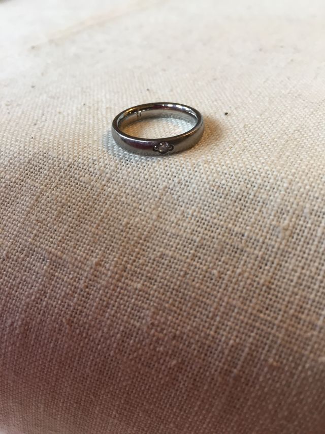 真ん中に天然のダイヤモンドがあります。