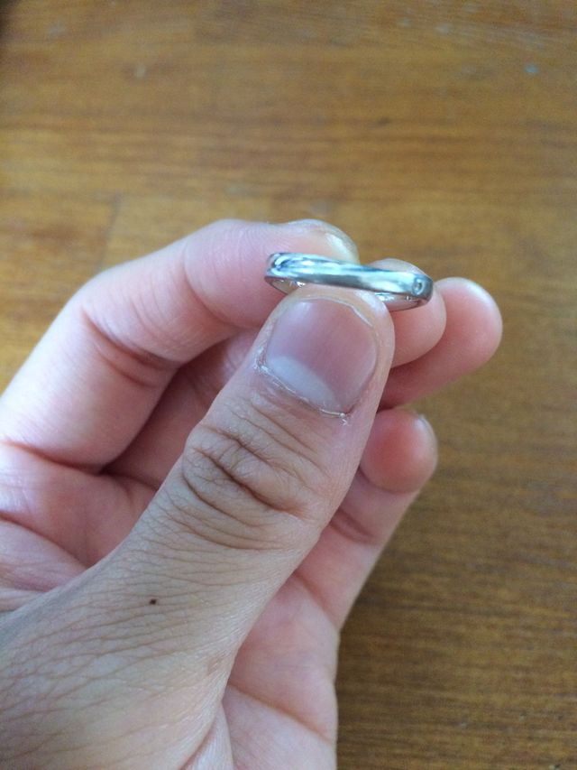 柔らかな曲線に沿ったダイヤが華やか