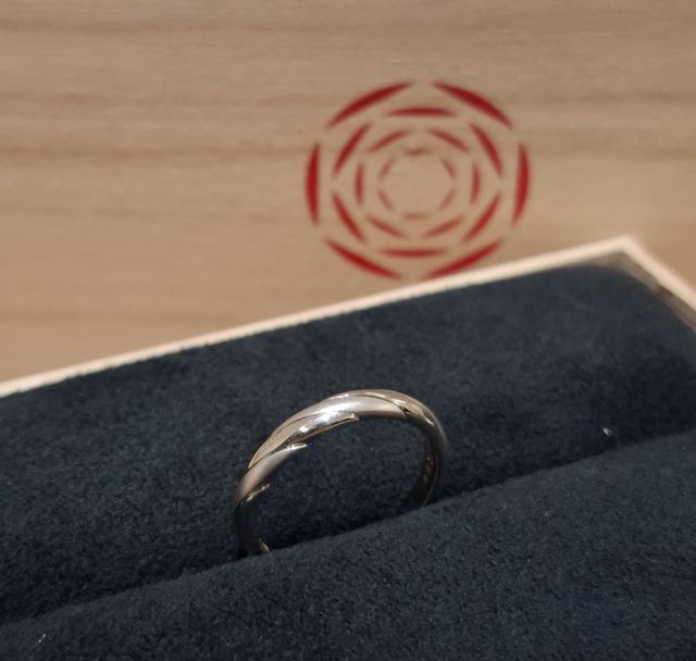 桐の木箱に包まれた、結婚指輪の写真です！