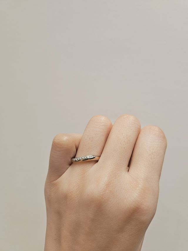 ピンクゴールドのラインが自然な色合いで素敵です