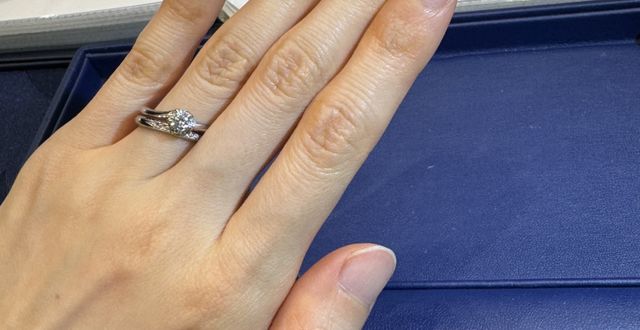 婚約指輪と重ね付けした結婚指輪