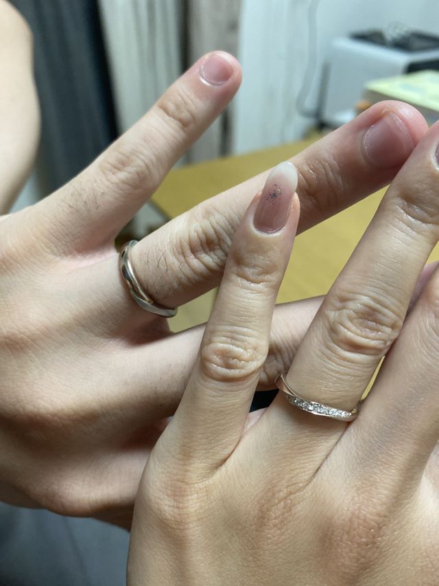 女性はダイヤが11個ついています。男性はゴールドとマット加工