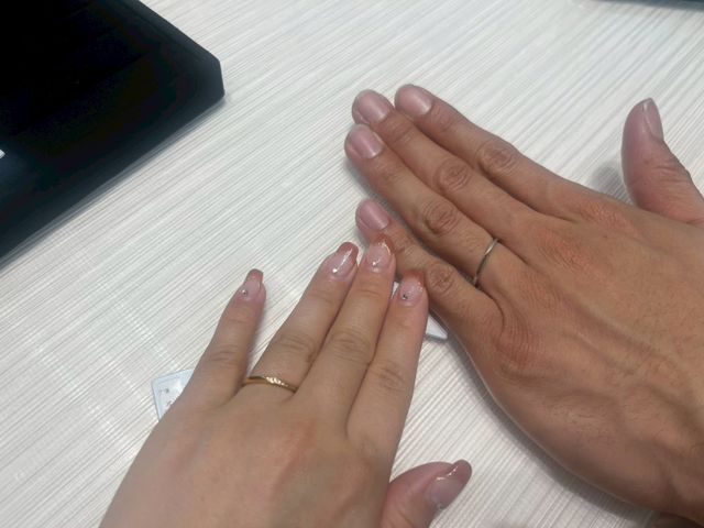 二人の指が綺麗に見える形と着け心地が◎