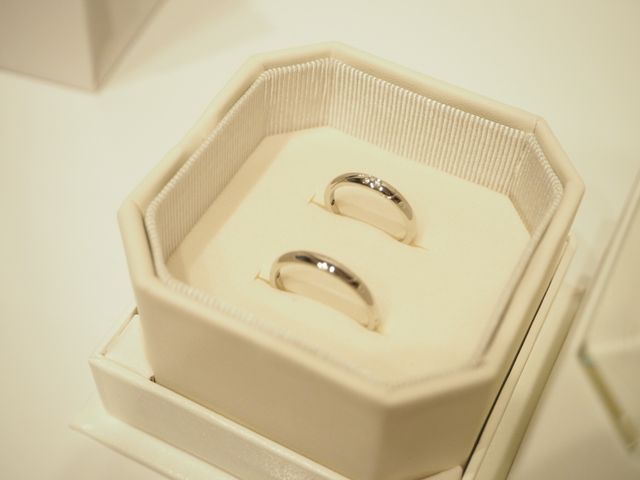 女性用にはダイヤが埋め込まれててとても綺麗な仕上がりです。