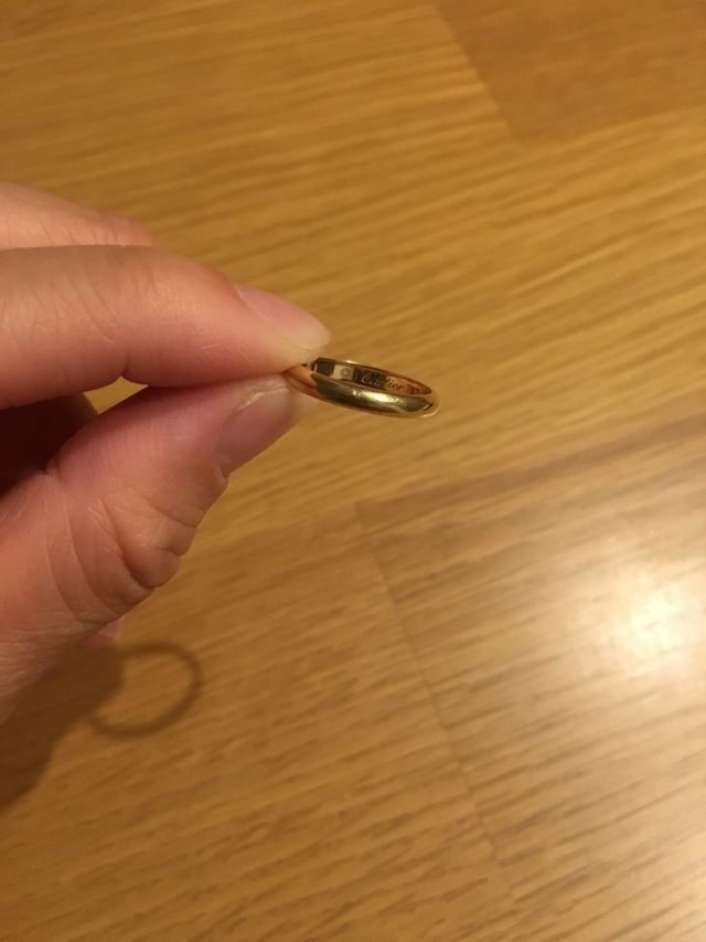 内側にはブランドロゴと夫婦の名前を刻印しています。