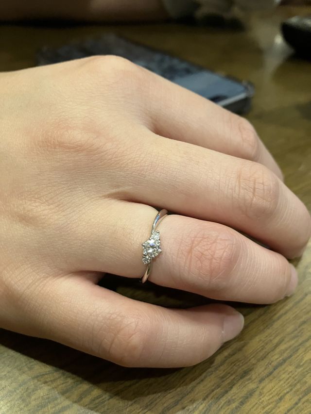 銀婚式の記念です。いずれはお譲り予定の娘の指につけました。