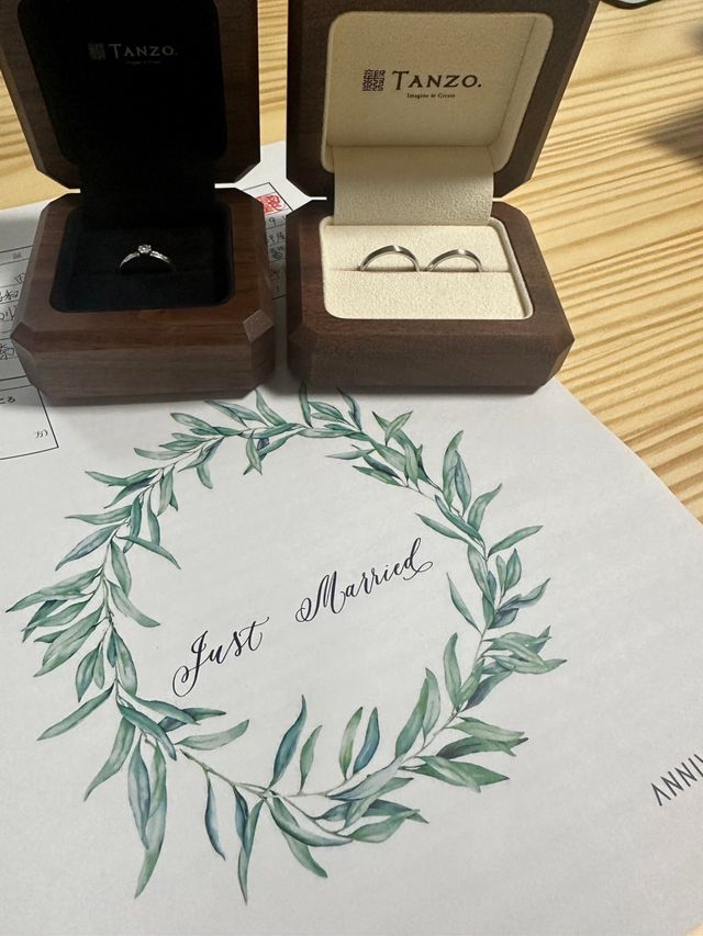 婚約指輪と結婚指輪を並べて