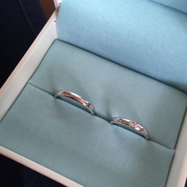 女性の方にはダイヤが入ってます