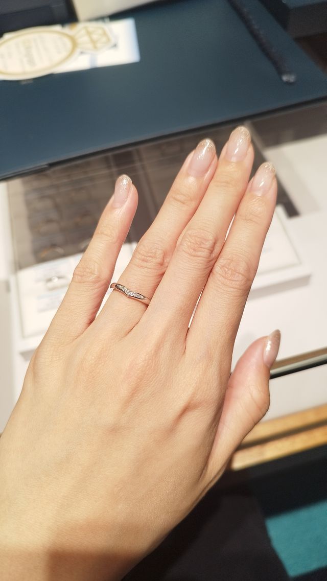 指長に見えますしダイヤが控えめなのでどんなシーンにも合います