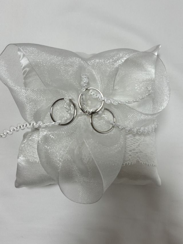 リングピローと婚約指輪、結婚指輪です！