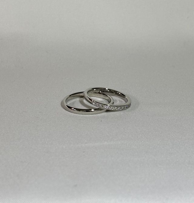 左側が新郎、右側が新婦の指輪です！
