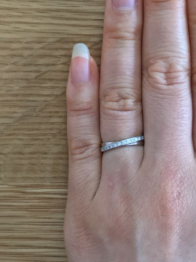 2つのリングが折り重なっていて、片方にはダイヤが入っている。