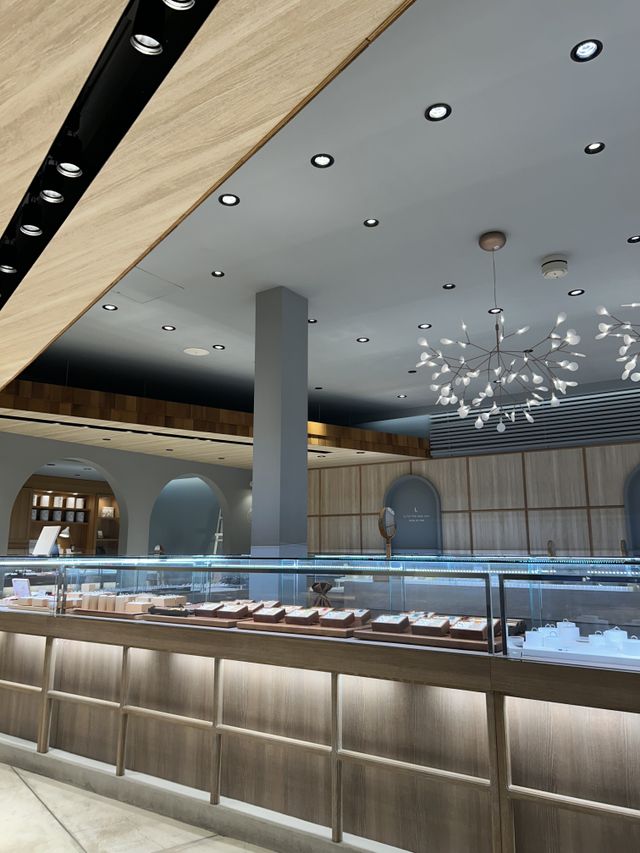 オシャレで綺麗な店内で店員さんも丁寧な接客で選びやすかった！