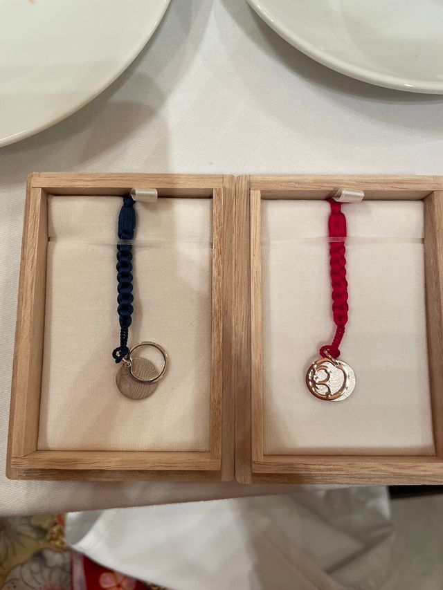 指輪と同じ板で出来たストラップ。
