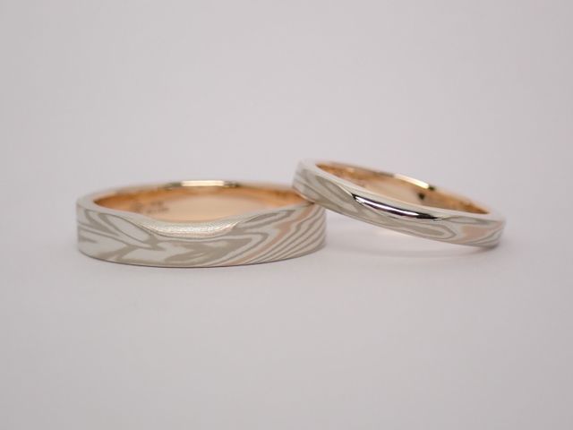 一枚の木目柄の板からできた２つの指輪。