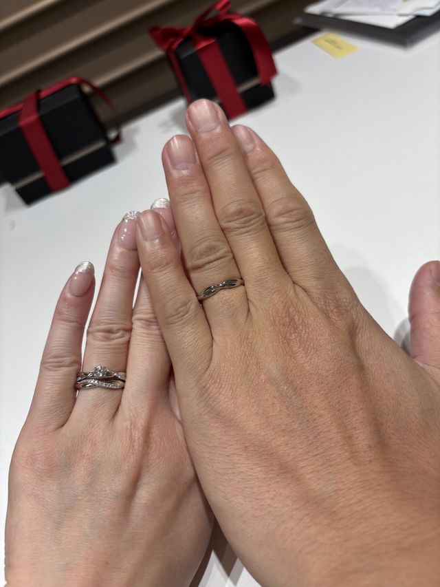 婚約指輪と結婚指輪の重ね着けです。