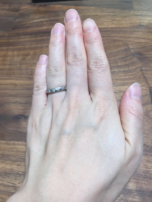 ダイヤが7粒埋め込まれたタイプです。