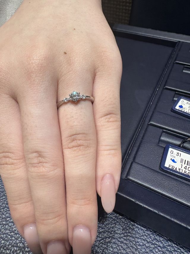 ご紹介いただいた品番 ERA814の試着写真です。