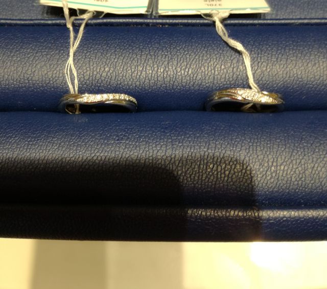 右側　リングの存在感が魅力的です