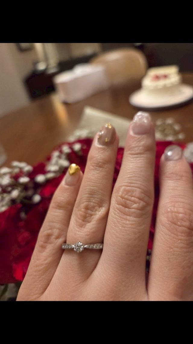 婚約指輪と花束