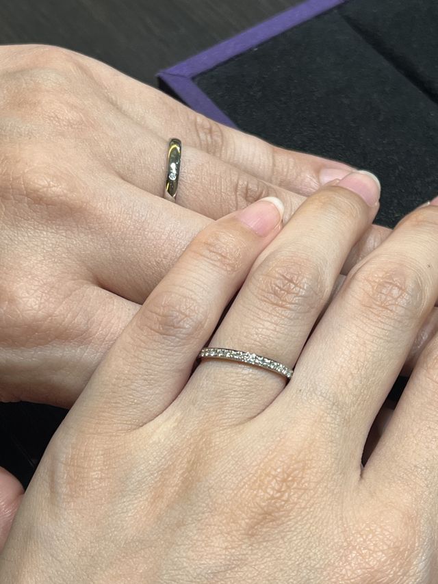 ハーフエタニティ、一粒ダイヤの指輪を試着してる写真