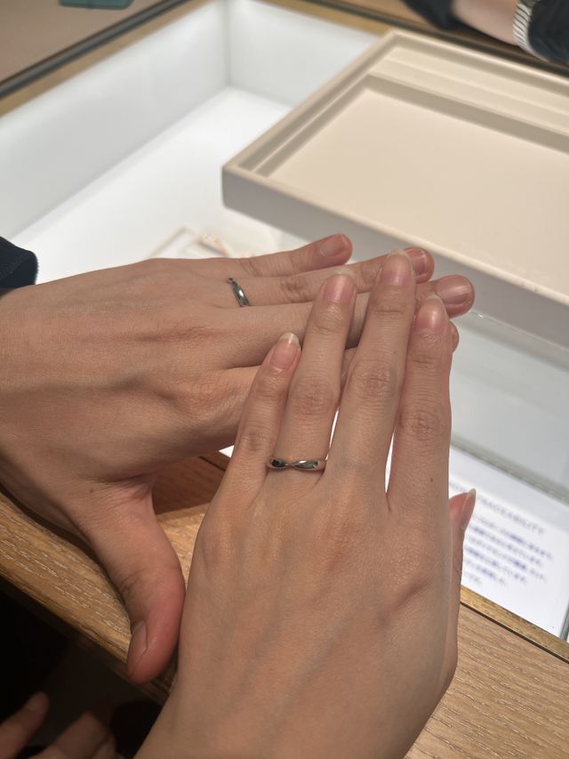 ふたりでハーモニーを試着している写真