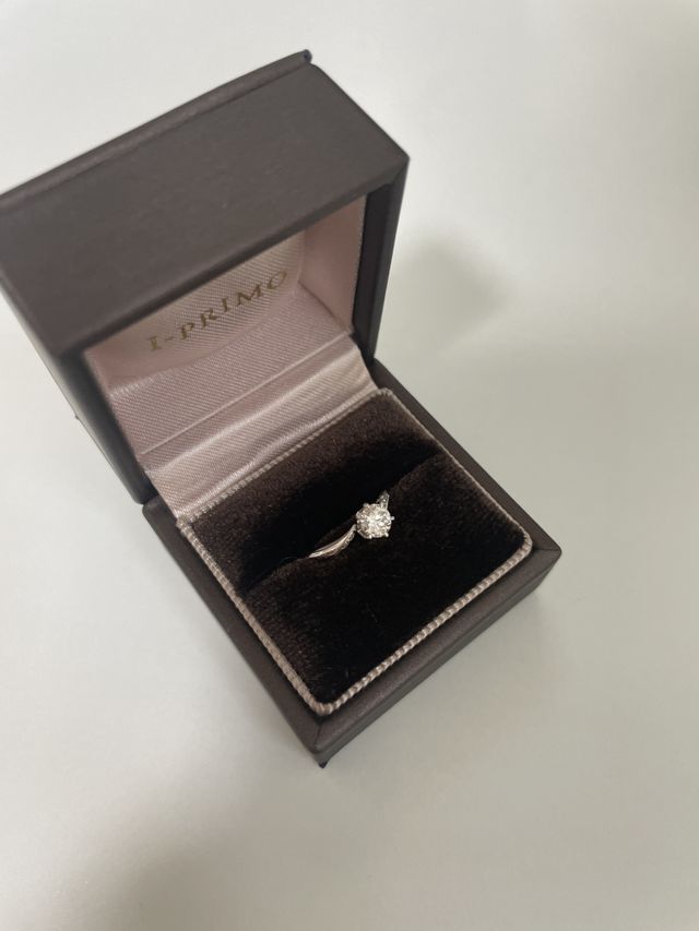 永遠の輝きを放つ婚約指輪
シンプルで上品なダイヤの指輪