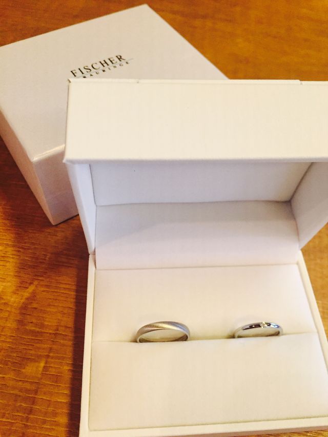 夫婦で違うデザインだがブランドは同じになるようにした。