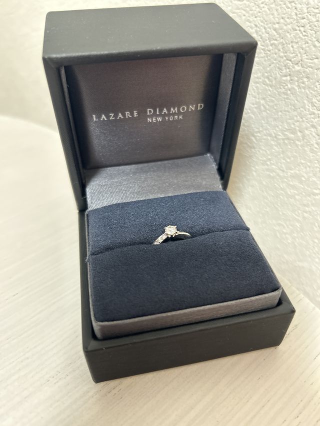 カーブした形になっていて小さいダイヤが3つずつついています