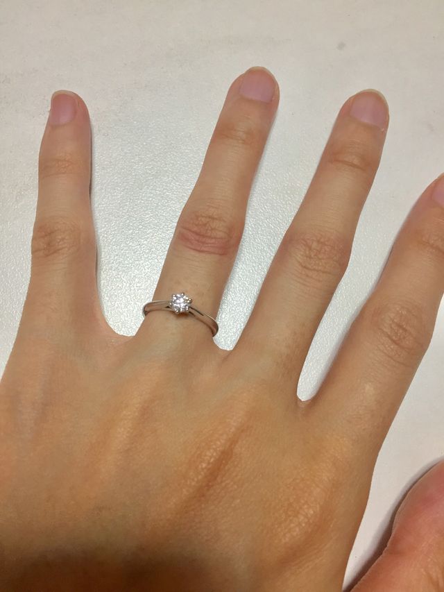 ダイアモンドが 引き立つシンプルなデザインチョイスしました。