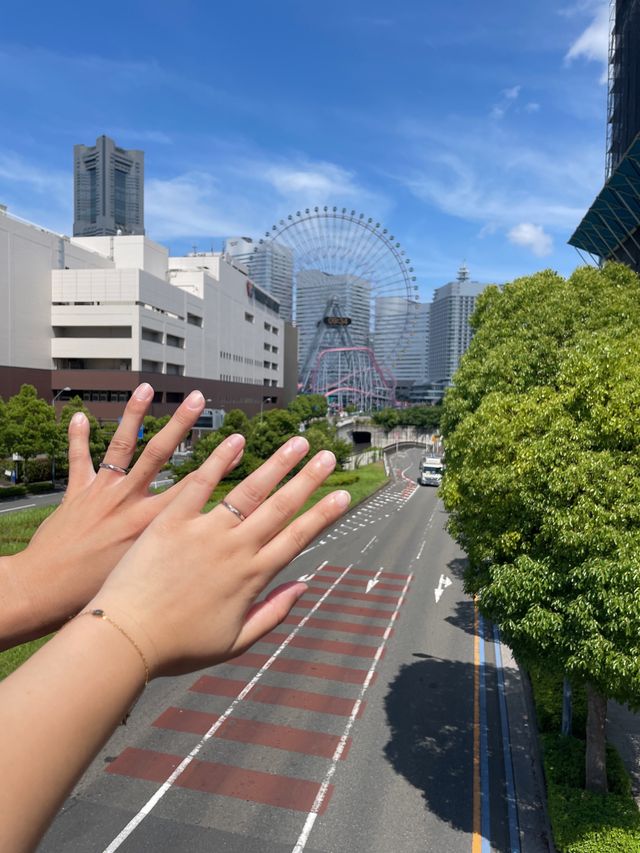 プロポーズされた観覧車を背景にして、撮った写真。