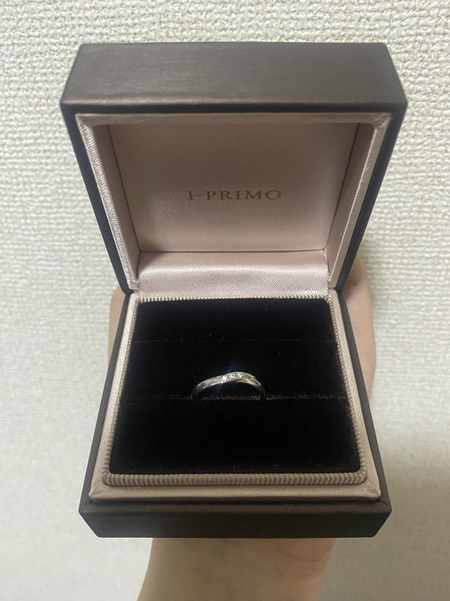 ダイヤ2粒で普段使いしやすい。
シンプルすぎず気に入りました