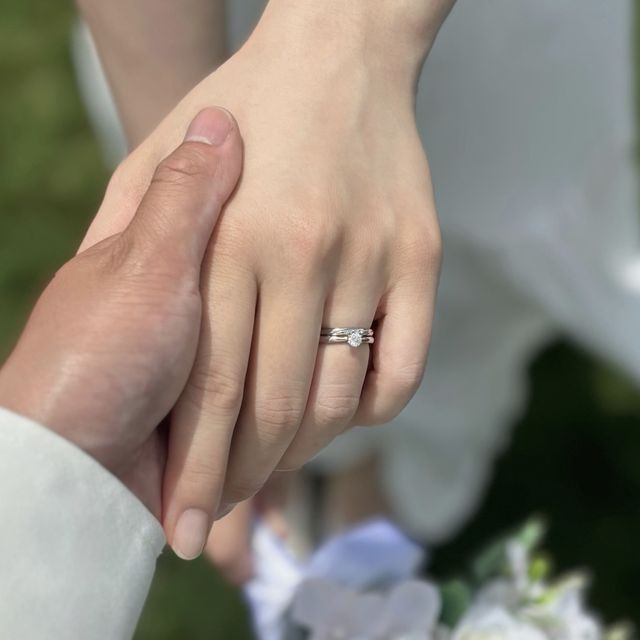 結婚指輪と重ねづけした際の写真です