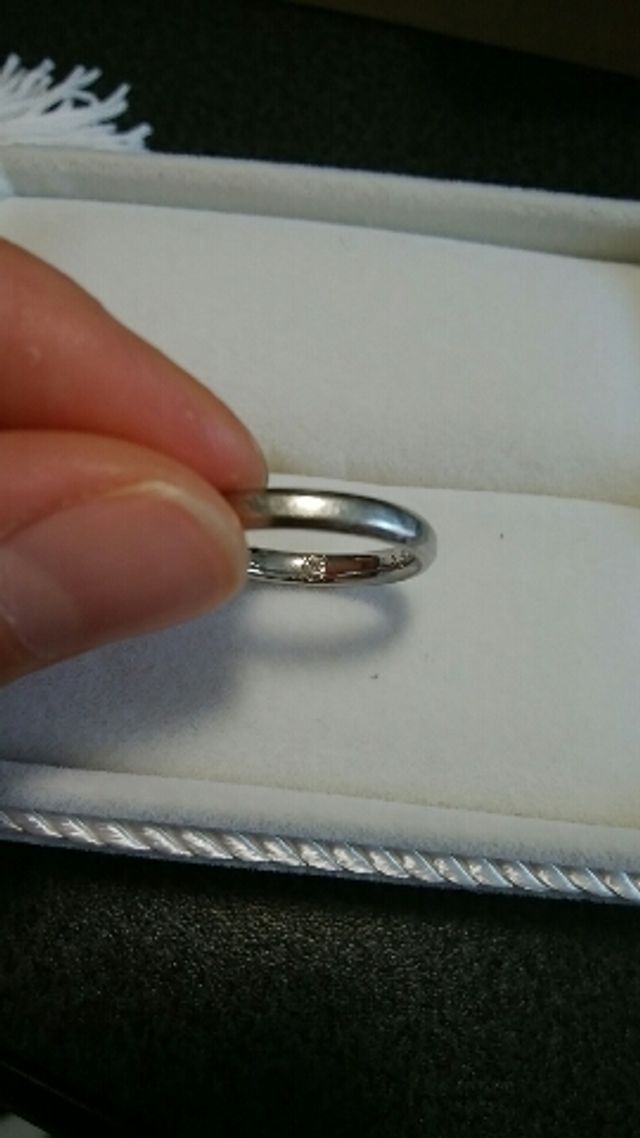 男性の指輪は内側にダイアモンドがあります