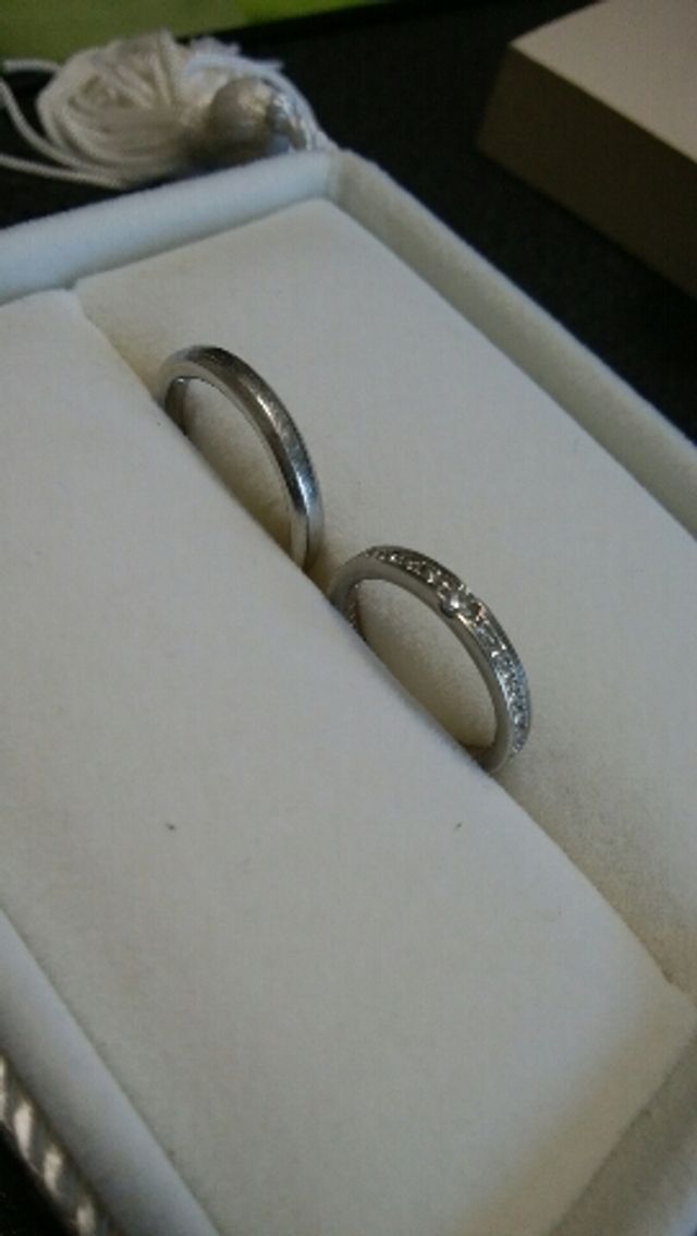 女性の指輪はハーフエタニティのデザインです