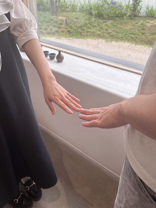 指輪受け取り日にお店で撮ってもらった写真です。