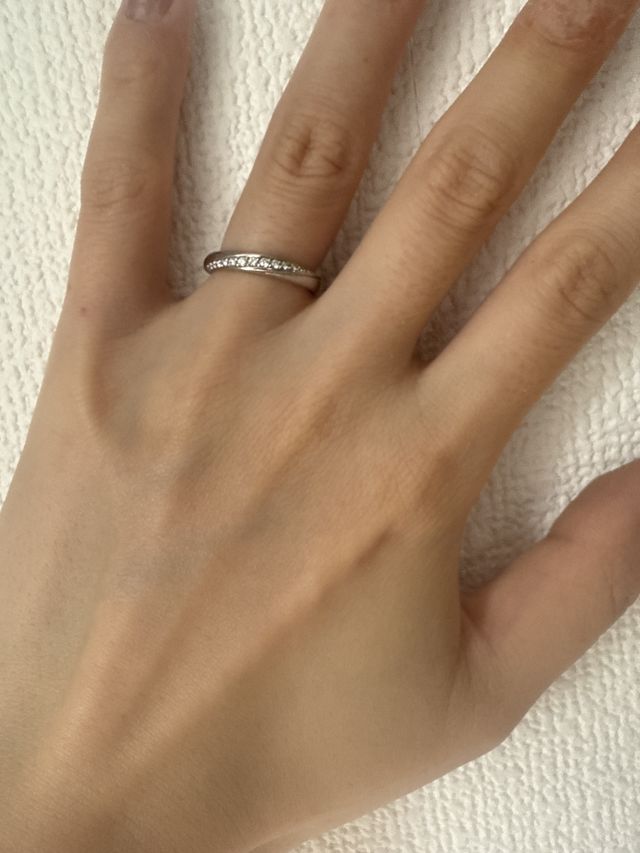 渦を巻いてるようにダイヤが施されています。