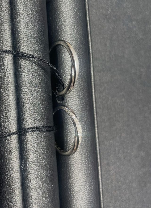 ダイヤなしの指輪の方にはマット加工がかけられているものです。