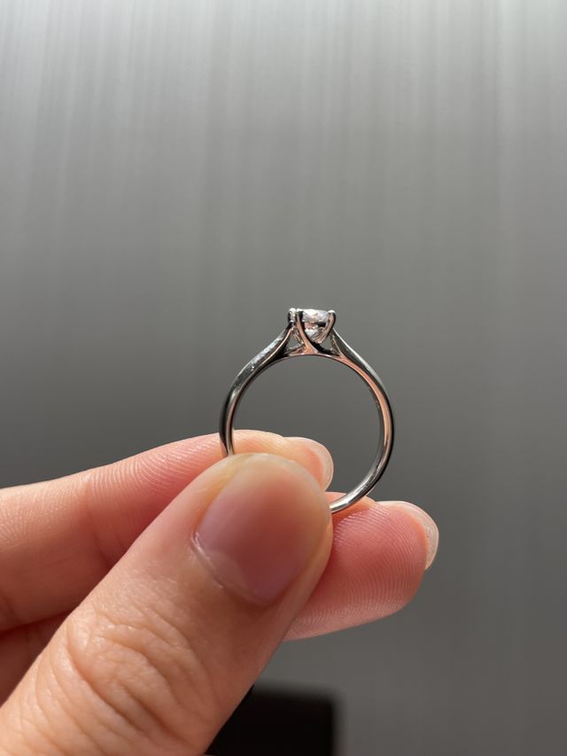 婚約指輪トーチの横からの画像です。