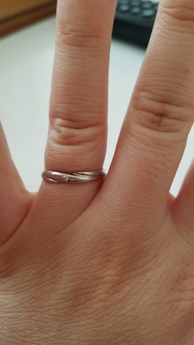 シンプルなS字のラインが入った結婚指輪です。